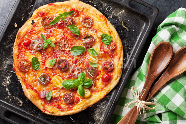 Pizza domates mozzarella fesleğen ev yapımı üst Stok fotoğraf © karandaev
