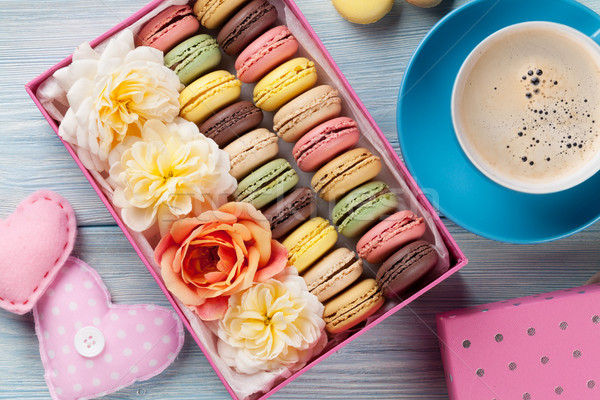 Renkli kahve tatlı macarons ahşap masa hediye kutusu Stok fotoğraf © karandaev