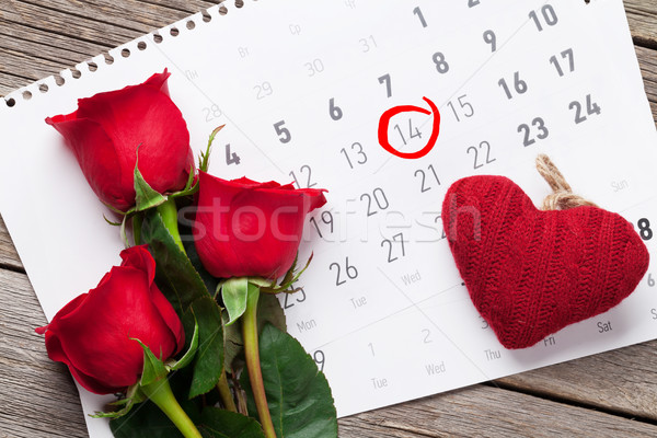 Dia dos namorados cartão rosas vermelhas corações calendário mesa de madeira Foto stock © karandaev