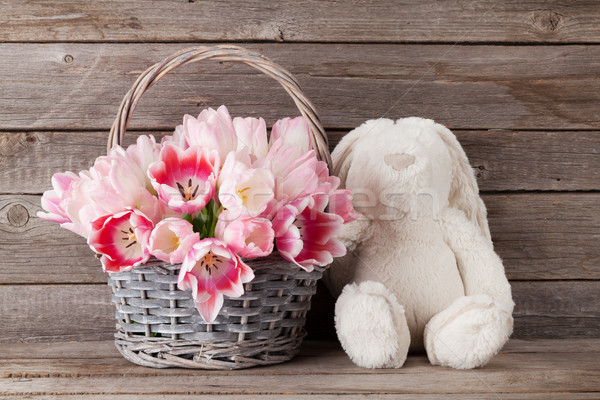 Rózsaszín tulipánok virágcsokor kosár nyúl játék Stock fotó © karandaev