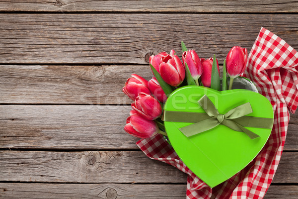 Czerwony tulipan kwiaty szkatułce bukiet serca Zdjęcia stock © karandaev