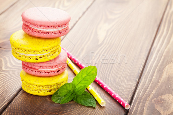 Colorat macaron cookie-uri masa de lemn spatiu copie tort Imagine de stoc © karandaev