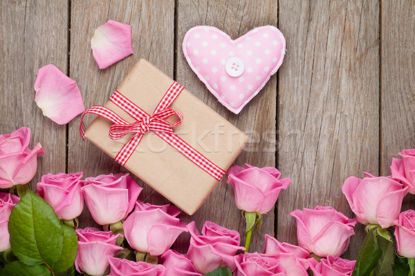 Foto stock: Rosa · rosas · mesa · de · madeira · dia · dos · namorados · caixa · de · presente · coração