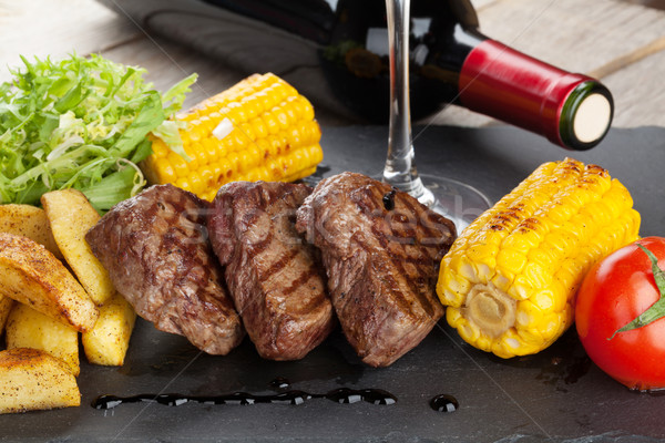 Foto stock: Filete · a · la · parrilla · papa · maíz · ensalada · vino · tinto