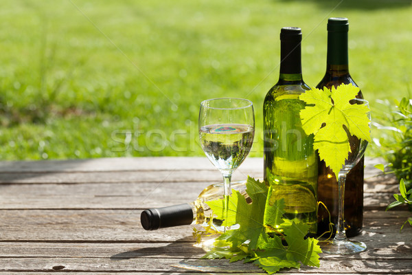 Vin alb sticle masa de lemn în aer liber natura moarta spaţiu Imagine de stoc © karandaev
