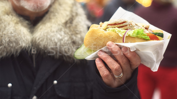 Sandwich handen street food voedsel man sneeuw Stockfoto © Karpenkovdenis