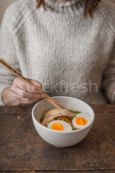 Foto d'archivio: Donna · mangiare · asian · zuppa · ramen · pollo