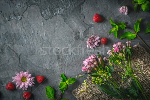 Foto stock: Flores · framboesas · de · escuro · pedra · fundo