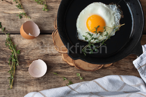 Ovos mexidos ferro panela rústico tabela mesa de madeira Foto stock © Karpenkovdenis