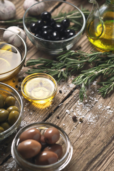 Olives différent assaisonnement table en bois verre vert Photo stock © Karpenkovdenis