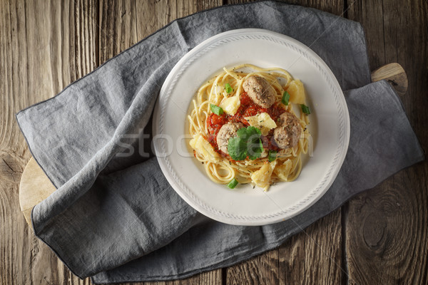 Foto d'archivio: Spaghetti · polpette · erbe · vecchio · bordo · orizzontale