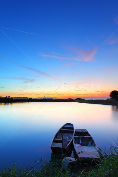 Apus lac doua bărci cer pădure Imagine de stoc © kawing921