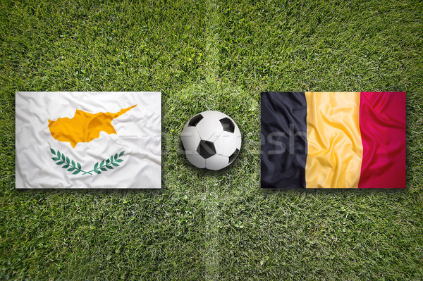 Zypern vs Belgien Fahnen Fußballplatz grünen Stock foto © kb-photodesign