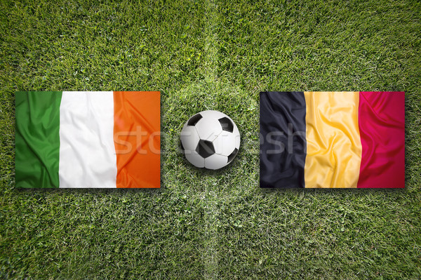 Foto stock: Vs · bandeiras · campo · de · futebol · verde · equipe · bola