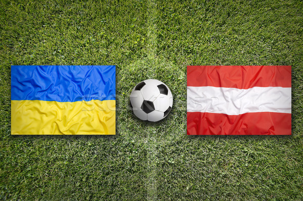 Stock foto: Ukraine · vs · Österreich · Fahnen · Fußballplatz · grünen