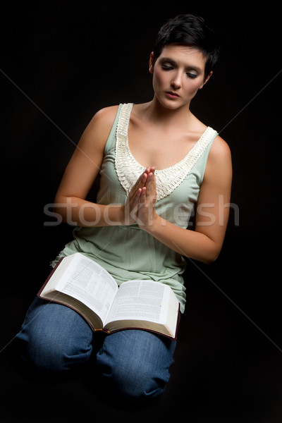 Foto d'archivio: Pregando · donna · religiosa · lettura · bible · ragazza