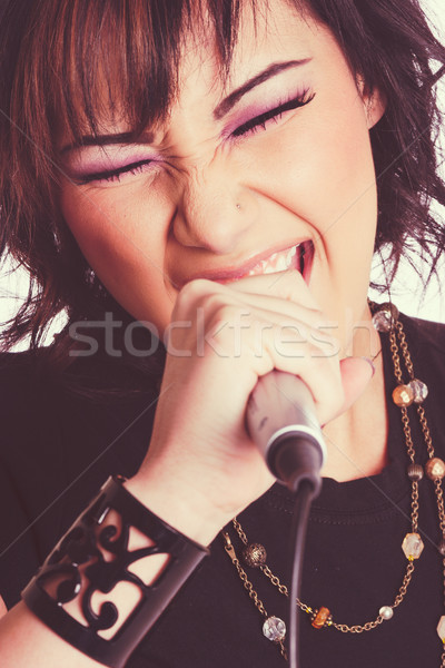 Kobieta śpiewu mikrofon piękna młoda kobieta muzyki Zdjęcia stock © keeweeboy