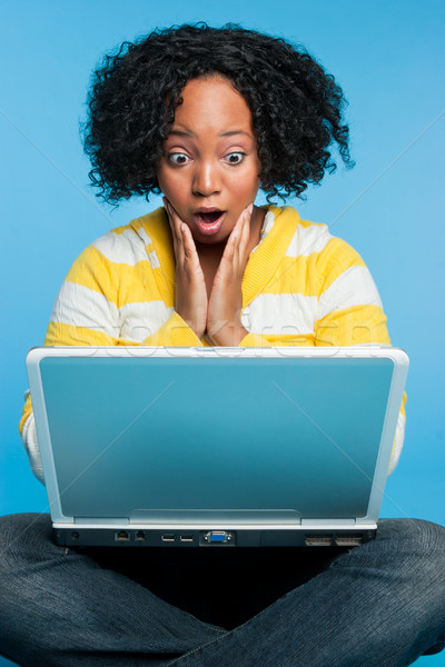 Scioccato donna utilizzando il computer portatile donna nera computer mani Foto d'archivio © keeweeboy