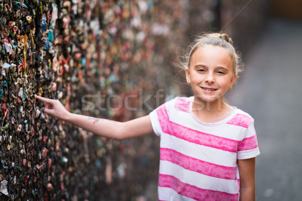 Kız kabarcık sakız geçit duvar doku Stok fotoğraf © keeweeboy