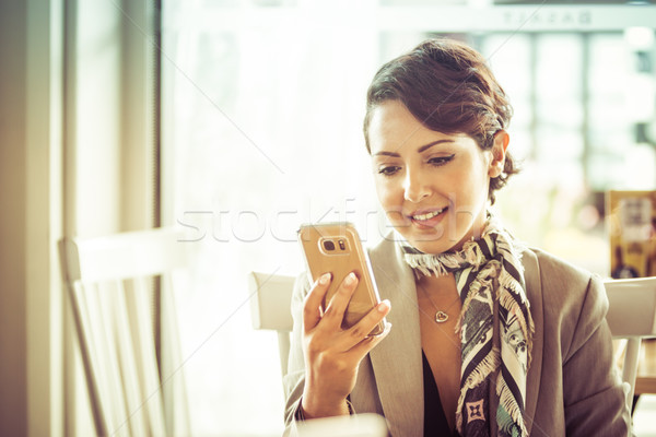 Sms üzenetküldés nő gyönyörű közel-keleti lány telefon Stock fotó © keeweeboy