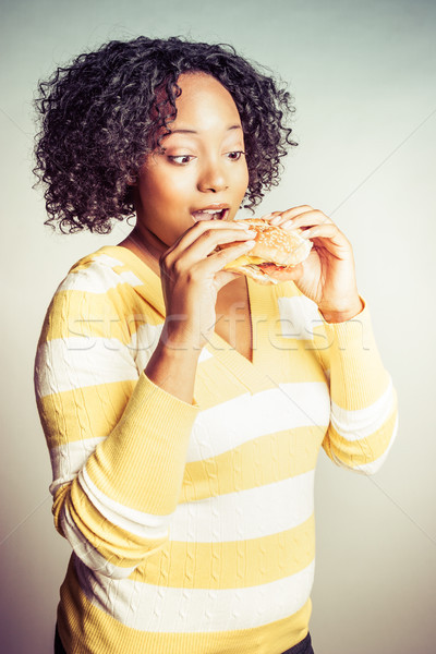 Afroamerikai nő eszik szendvics csinos fiatal nő Stock fotó © keeweeboy