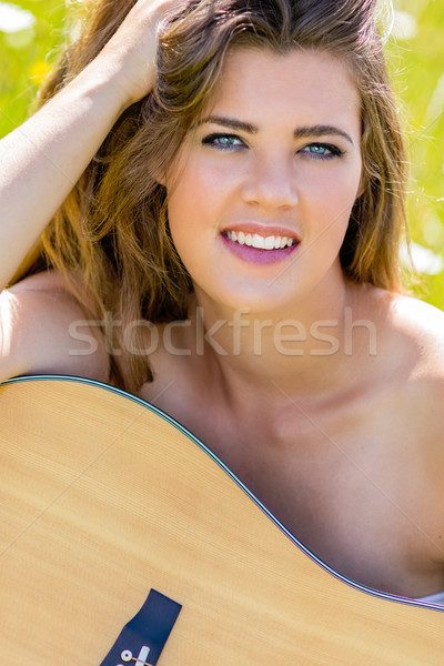 Sorridere chitarra donna bella sorriso Foto d'archivio © keeweeboy