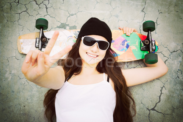 Pace segno skater ragazza gesto donna Foto d'archivio © keeweeboy