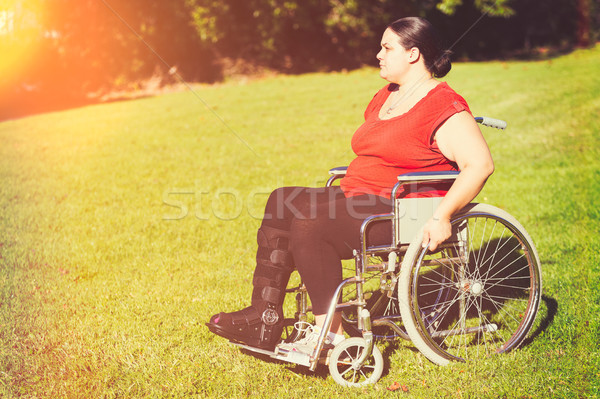 Kobieta wózek złamana noga trawy medycznych zdrowia Zdjęcia stock © keeweeboy