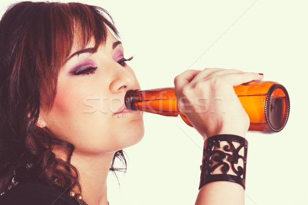 Kobieta pitnej piwa młoda kobieta dziewczyna butelki Zdjęcia stock © keeweeboy
