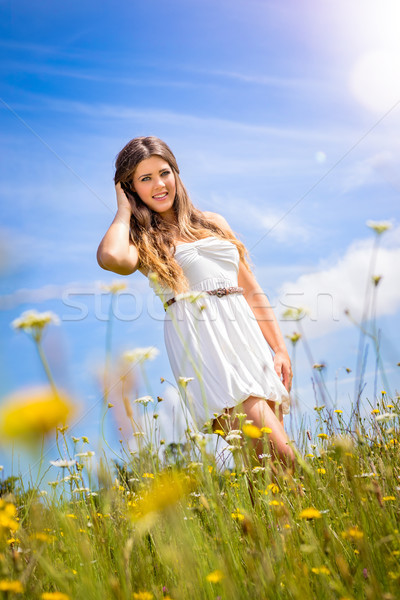 Bella donna erba campo fiori donna sorriso Foto d'archivio © keeweeboy