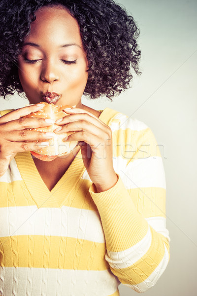 Kişi yeme sandviç güzel siyah hamburger Stok fotoğraf © keeweeboy