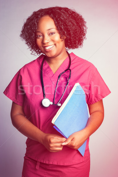 Glimlachend zwarte verpleegkundige map glimlach Stockfoto © keeweeboy