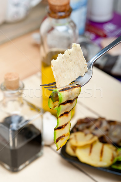 Foto d'archivio: Alla · griglia · zucchine · zucchine · forcella · macro