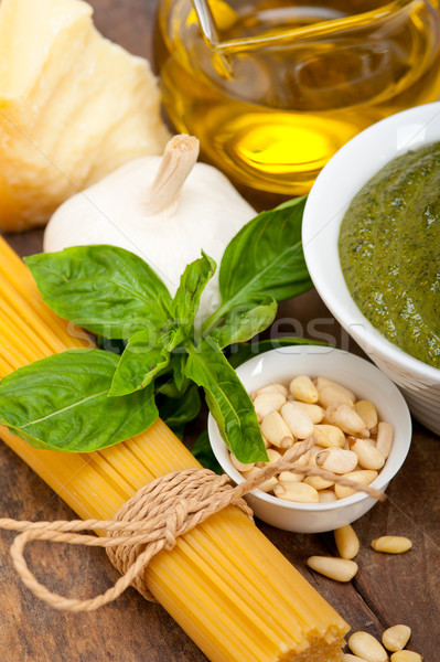 Foto stock: Italiano · tradicional · manjericão · pesto · macarrão · ingredientes
