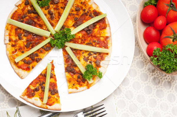 Török marhahús pizza uborka felső friss Stock fotó © keko64