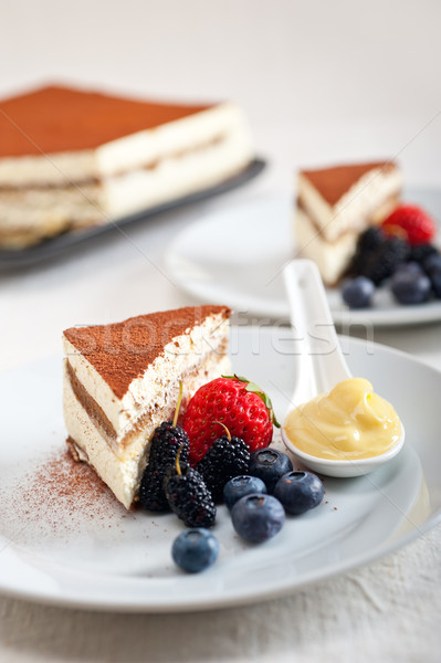 Foto stock: Tiramisu · postre · bayas · crema · clásico · italiano