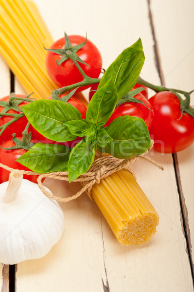 Italiano básico macarrão ingredientes fresco tomates cereja Foto stock © keko64
