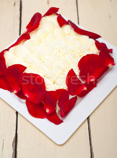Tejszínhab mangó torta piros rózsa szirmok buli Stock fotó © keko64