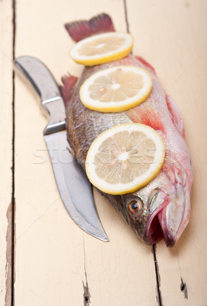 Stock foto: Frischen · ganze · Fisch · Holztisch · bereit