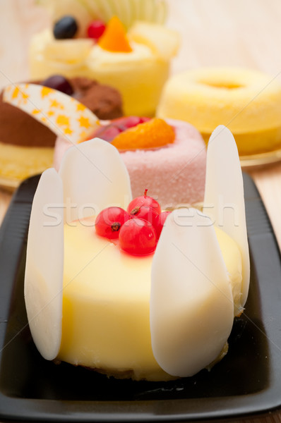 Friss ribiszke bogyós gyümölcs torta krém sütemény Stock fotó © keko64