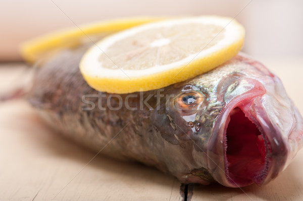 Frischen ganze Fisch Holztisch bereit Stock foto © keko64