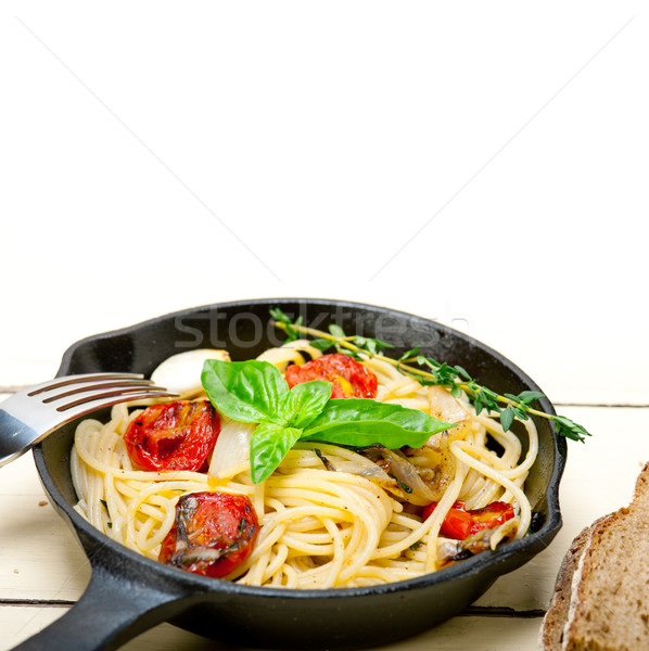 Spaghettis pâtes tomates cerises basilic italien [[stock_photo]] © keko64