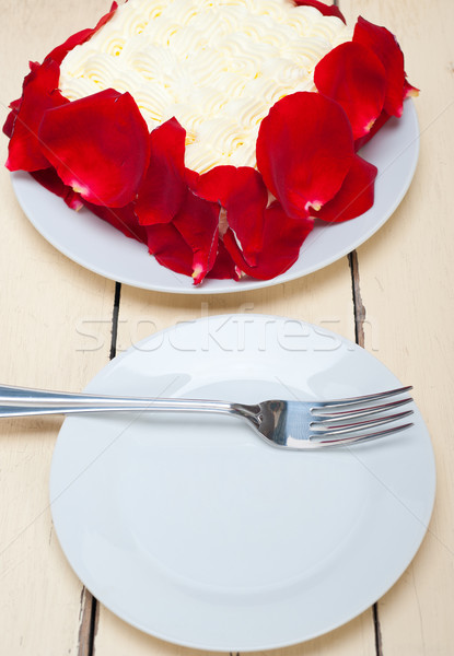 взбитые сливки манго торт красную розу лепестков вечеринка Сток-фото © keko64