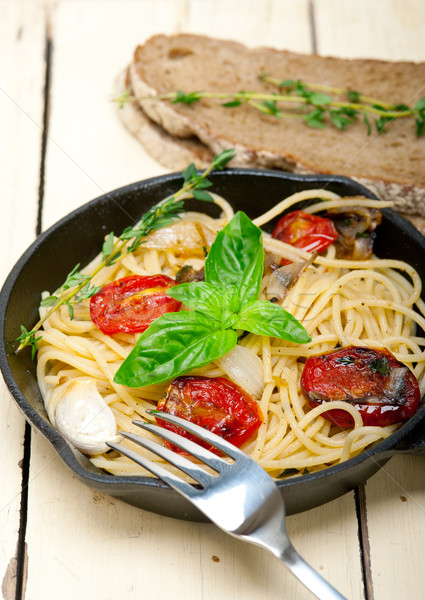 Spaghettis pâtes tomates cerises basilic italien [[stock_photo]] © keko64