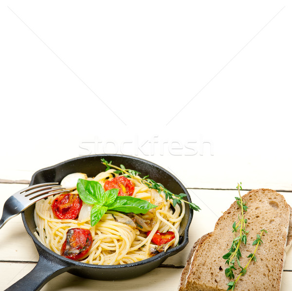 Spaghettis pâtes tomates cerises basilic italien [[stock_photo]] © keko64