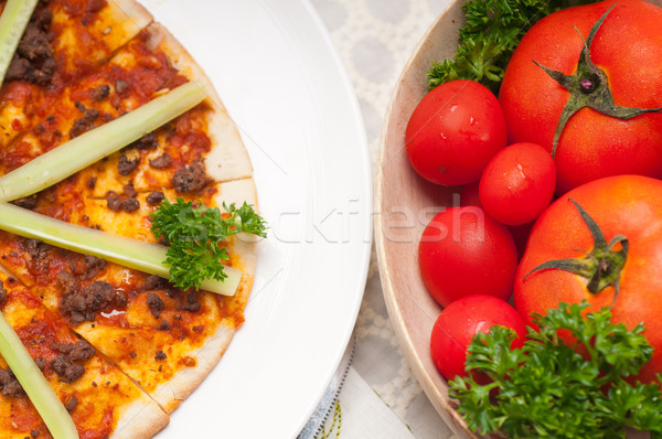 Török marhahús pizza uborka felső friss Stock fotó © keko64
