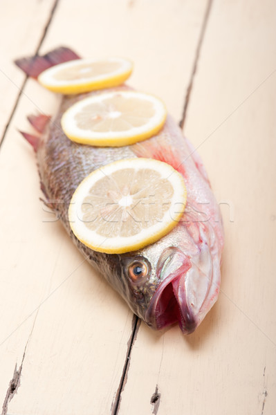 Taze bütün balık ahşap masa hazır Stok fotoğraf © keko64