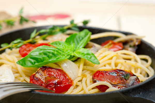 Spaghettis pâtes tomates cerises basilic italien [[stock_photo]] © keko64