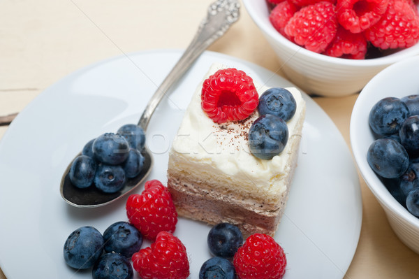 [[stock_photo]]: Fraîches · framboise · myrtille · gâteau · maison · crème