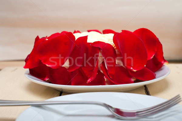 Crème fouettée mangue gâteau Rose Red pétales fête Photo stock © keko64